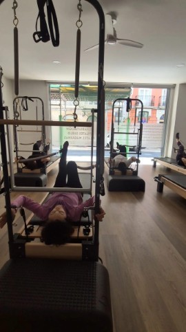 Noelia Instructora Pilates Máquina y Suelo, Coach neurolingüístico y Terapia con Animales